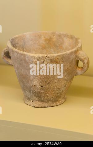 Contenitori in ceramica, Museo Archeologico di Son Fornes, sala del periodo post-alayotico, Montuiri, regione di es Pla, Maiorca, Spagna. Foto Stock