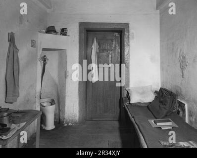 Una cella nella prigione del tribunale di Norimberga, dove i criminali di guerra nazisti furono imprigionati nel 1945, durante i famosi processi di Norimberga. Foto Stock