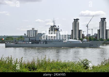 Irish Navy Samuel Beckett-classe nave di pattuglia offshore LÉ GEORGE BERNARD SHAW P64 si dirige lungo il Tamigi a Londra Foto Stock