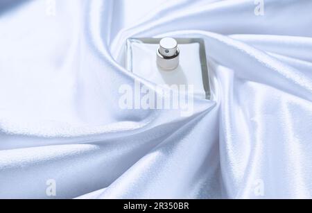 Profumo su tessuto di seta bianca Foto Stock