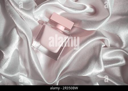 Profumo su tessuto di seta bianca Foto Stock