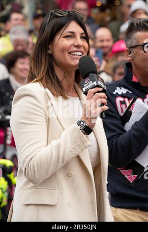 La showgirl italiana e presentatrice Barbara Pedrotti in scena al via della 12th tappa del giro d'Italia (Bra, Piemonte, Italia) Foto Stock