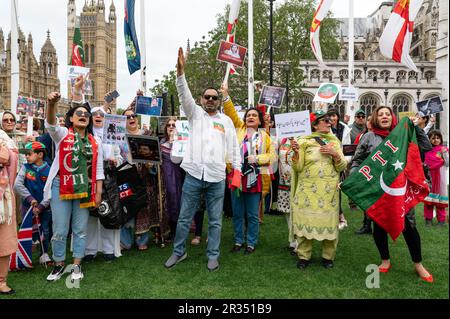 Londra, Regno Unito. 21 maggio 2023. La protesta pakistana a sostegno della formale PM Imran Khan in Piazza del Parlamento. Credit: Andrea Domeniconi/Alamy Live News Foto Stock