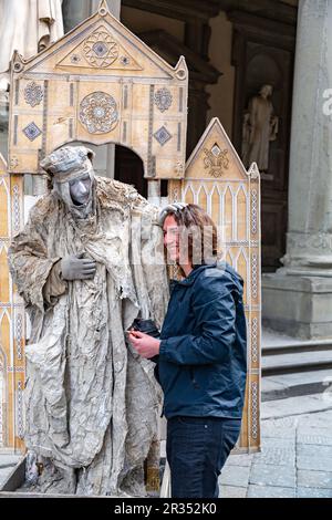 Firenze, Italia - 6 aprile 2022: Artista mimo che si esibisce in abiti medievali per le strade di Firenze, Toscana, Italia. Foto Stock