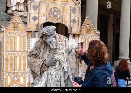 Firenze, Italia - 6 aprile 2022: Artista mimo che si esibisce in abiti medievali per le strade di Firenze, Toscana, Italia. Foto Stock