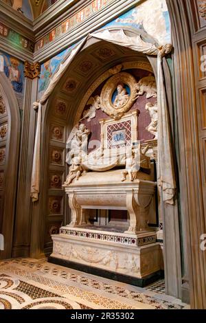 Firenze, Italia - 6 aprile 2022: Dettaglio interno dal Duomo di Firenze, Cattedrale di Santa Maria del Fiore a Firenze. L'edificio era Foto Stock