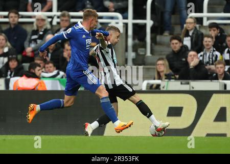 Newcastle, Regno Unito. 22nd maggio 2023Leicester Harvey Barnes della città batte con Kieran Trippier del Newcastle United durante la partita della Premier League tra Newcastle United e Leicester City a St. James's Park, Newcastle, lunedì 22nd maggio 2023. (Foto: Mark Fletcher | NOTIZIE MI) Credit: NOTIZIE MI & Sport /Alamy Live News Foto Stock