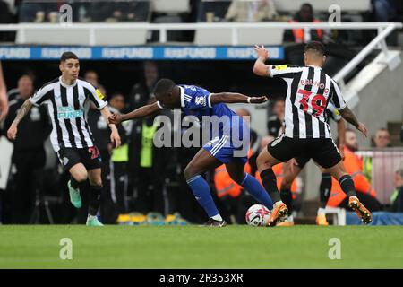 Newcastle, Regno Unito. 22nd maggio 2023Boubakary sumare di Leicester City batte con Bruno Guimaraes del Newcastle United durante la partita della Premier League tra Newcastle United e Leicester City a St. James's Park, Newcastle, lunedì 22nd maggio 2023. (Foto: Mark Fletcher | NOTIZIE MI) Credit: NOTIZIE MI & Sport /Alamy Live News Foto Stock