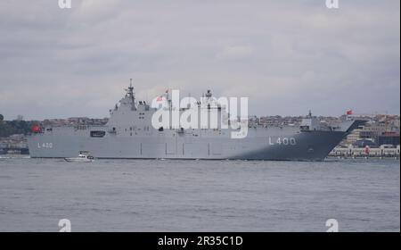 ISTANBUL, TURKIYE - 23 APRILE 2023: Nave TCG Anadolu che passa dal Bosforo Foto Stock