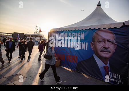 Una donna che parla al telefono cammina davanti alla fotografia del leader dell'opposizione Partito popolare Repubblicano (CHP) Presidente Kemal Kilicdaroglu, che era un candidato per le elezioni presidenziali, che è andato al secondo turno, nella tenda della campagna elettorale sul molo di Kadikoy. Manifesti promozionali del Presidente della Repubblica di Turchia Recep Tayyip Erdogan e del leader dell'opposizione Partito popolare Repubblicano (CHP) Presidente Kemal Kilicdaroglu, candidati alle elezioni presidenziali nel secondo turno, sono stati esposti in alcune parti di Istanbul. I cittadini andranno alle urne per votare il 2 maggio Foto Stock