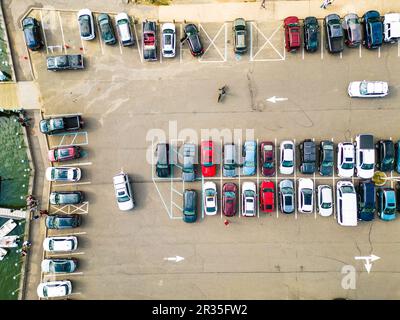 Parcheggio con auto visto dall'alto Foto Stock