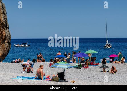 Turisti sulla spiaggia di ciottoli, Torrent de Pareis, SA Calobra, Maiorca, Isole Baleari, Spagna. Foto Stock