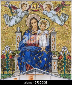 Il mosaico sul fronte della chiesa di nostra Signora del Santo Rosario a Haslau-Maria Ellend, Austria. Foto Stock