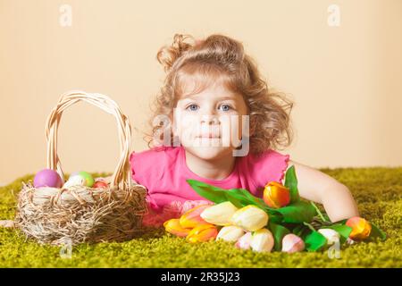 Ragazza con decorazioni di Pasqua Foto Stock