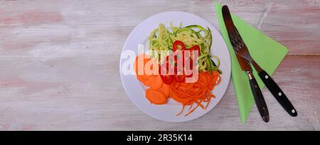 Spaghetti di verdure zucchine lowcarb su un piatto Foto Stock