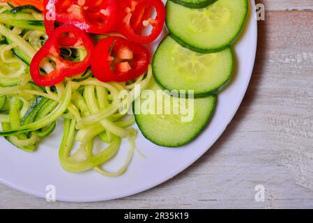 Spaghetti di verdure zucchine lowcarb su un piatto Foto Stock