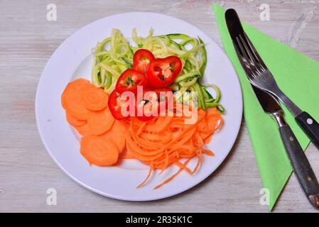 Spaghetti di verdure zucchine lowcarb su un piatto Foto Stock