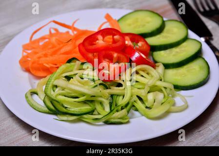 Spaghetti di verdure zucchine lowcarb su un piatto Foto Stock