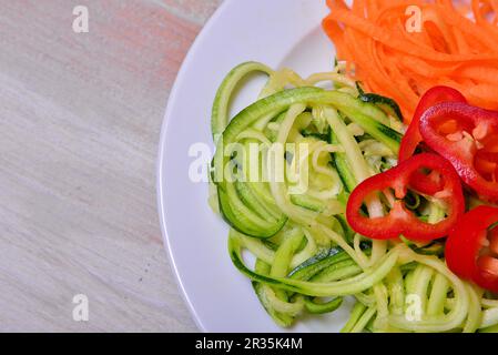 Spaghetti di verdure zucchine lowcarb su un piatto Foto Stock