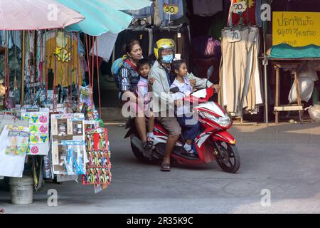 SAMUT PRAKAN, THAILANDIA, MAR 03 2023, una coppia anziana sta guidando una moto con bambini piccoli Foto Stock