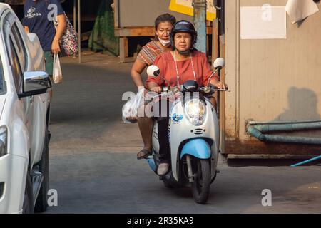 SAMUT PRAKAN, THAILANDIA, MAR 03 2023, le donne WO cavalcano in moto per strada. Foto Stock