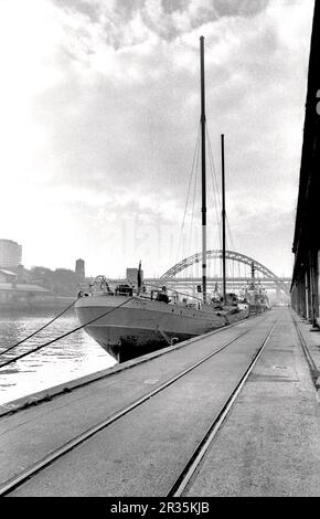 VECCHIO COMMERCIANTE DEL BALTICO BARCA A VELA DI FRONTE ALLA FABBRICA DEI MULINI DEL BALTICO 1970S NEWCASTLE ORA IL CENTRO DELLE ARTI DEL BALTICO Foto Stock