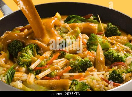 Curry vegetale con germogli di bambù, pannocchie di granoturco per neonati, bok choy e riso Foto Stock