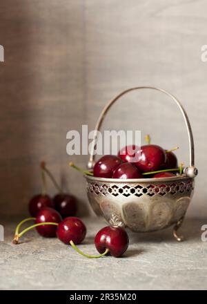 Ciliegie fresche in un recipiente d'argento Foto Stock
