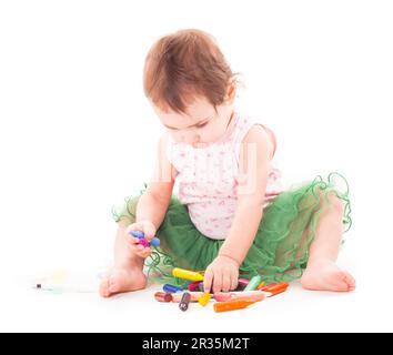 Il Toddler girl vernici su carta Foto Stock