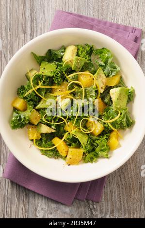 Insalata di cavolo con mango e avocado Foto Stock