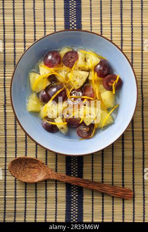 Insalata di ananas con uva e arance Foto Stock
