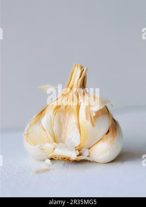 Bulbo d'aglio, rotto aperto Foto Stock