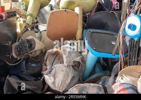 Molti materiali e parti per la riparazione di una ventola in officina Foto Stock