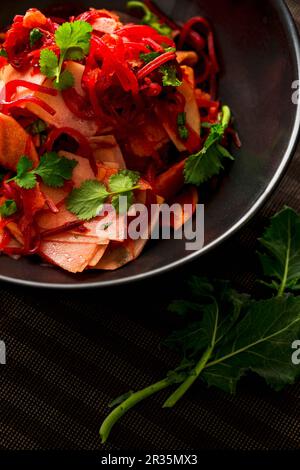 Un'insalata di mele, barbabietole, kohlrabi e coriandolo Foto Stock