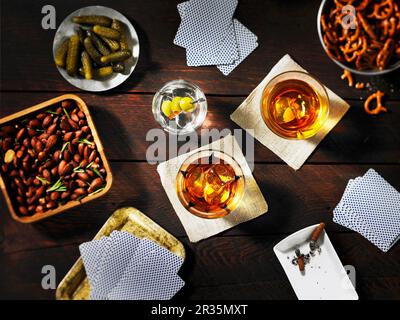 Ragazzi notte: Giocare a carte, bevande e snack su un tavolo (visto dall'alto) Foto Stock