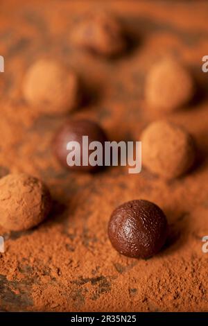 I tartufi di cioccolato vengono arrotolati in polvere di cacao Foto Stock