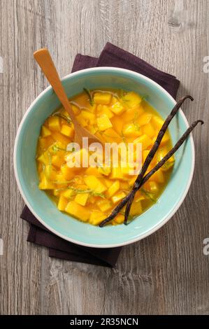 Iced zuppa di mango con la scorza del lime e baccelli di vaniglia Foto Stock