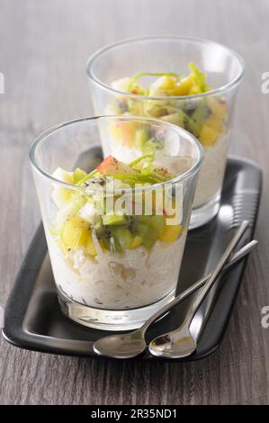 Budino di riso al cocco con frutta esotica Foto Stock