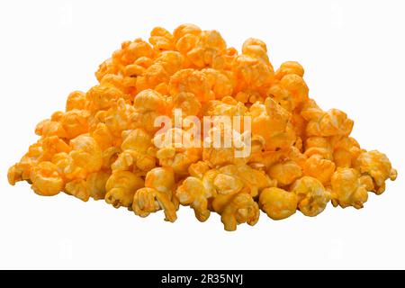 Un mucchio di cheddar popcorn su una superficie bianca Foto Stock