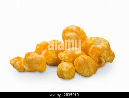 Popcorn Cheddar su una superficie bianca (primo piano) Foto Stock