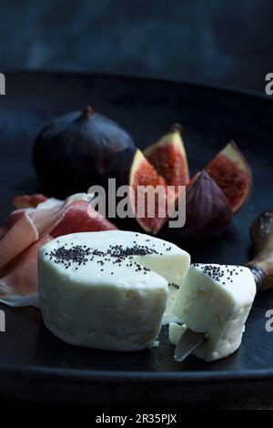 Il formaggio di capra, il prosciutto di Parma e fichi freschi come un antipasto Foto Stock