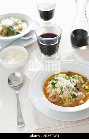 Zuppa mediterranea con pasta di orzo, polpette e zucchine Foto Stock