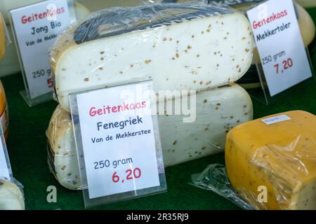 Degustazione di diversi formaggi nel negozio olandese di formaggi, la traduzione in inglese è formaggio di capra con fieno di Mekkerstee Foto Stock