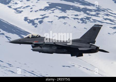 Un Falcon combattente dell'aeronautica statunitense F-16 assegnato allo Squadrone di prova e valutazione del 422nd, parte dalla linea di volo durante il Northern Edge 23-1 presso la base congiunta Elmendorf-Richardson, Alaska, 8 maggio 2023. Northern Edge 23-1 offre un'opportunità per operazioni congiunte, multinazionali e multidominio progettate per implementare una formazione realistica e di alto livello per i combattenti di guerra, sviluppare e migliorare l'interoperabilità congiunta e migliorare la preparazione al combattimento delle forze partecipanti. (STATI UNITI Foto dell'Aeronautica militare di Airman 1st Class Shelimar Rivera Rosado) Foto Stock