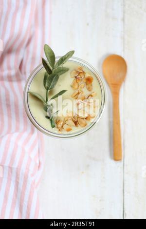 La crema di broccoli minestra con scaglie di mandorle Foto Stock