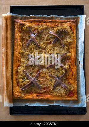 Pissaladiere su una teglia da forno Foto Stock