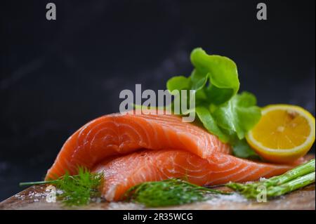 filetto di salmone con erbe aromatiche e spezie al limone asparagi, pesce fresco crudo al salmone su ghiaccio per cucinare pesce pesce salmone pesce pesce pesce pesce pesce Foto Stock