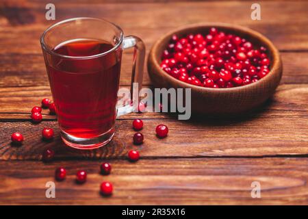 Cranberry tè in un bicchiere di vetro Foto Stock