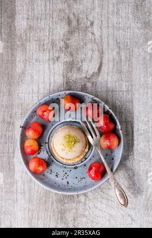 Crostata di pasta frolla con pistacchi e ciliegie Foto Stock