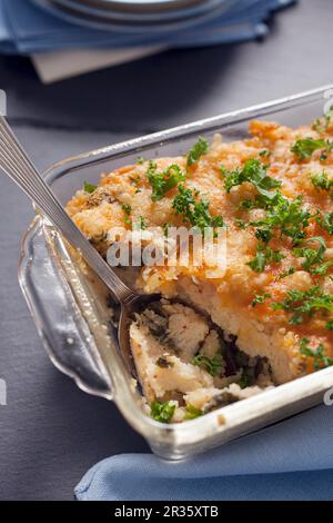 Grits con formaggio e kale in una teglia da forno in vetro (USA) Foto Stock